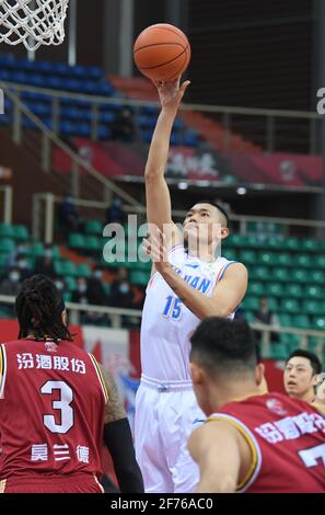 Zhuji, provincia cinese di Zhejiang. 5 Aprile 2021. Chen Linjian (Top) di Fujian Sturgeons spara durante la 53esima partita tra Fujian Sturgeons e Shanxi Loongs alla stagione 2020-2021 della Lega cinese di Basket Association (CBA) a Zhuji, Provincia Zhejiang della Cina orientale, 5 aprile 2021. Credit: Weng Xinyang/Xinhua/Alamy Live News Foto Stock