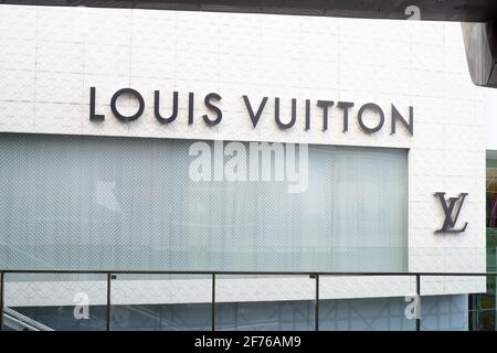 BANGKOK, THAILANDIA - 10 MAGGIO 2020 - esterno del negozio Louis Vuitton presso il centro commerciale Emporium. Louis Vuitton è un'azienda francese di articoli in pelle di lusso. Fondata in Foto Stock