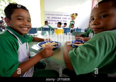 camacari, bahia / brasile - 14 marzo 2019: Gli studenti della scuola Zumbi dos Palmares nel comune di Camacari si vedono mangiare con schoo Foto Stock