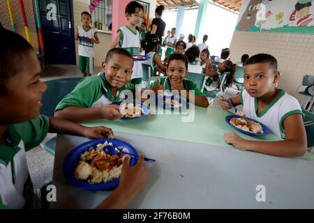 camacari, bahia / brasile - 14 marzo 2019: Gli studenti della scuola Zumbi dos Palmares nel comune di Camacari si vedono mangiare con schoo Foto Stock