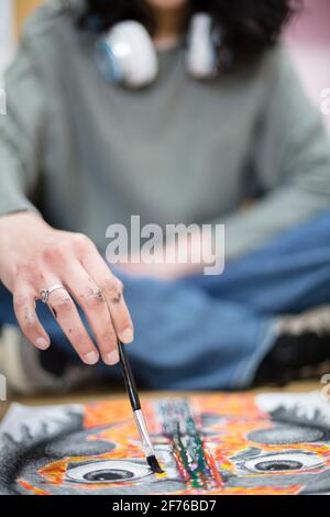 Immagine ritagliata di uno studente di arte irriconoscibile che fa un lavoro. Messa a fuoco selettiva. Spazio per il testo. Foto Stock
