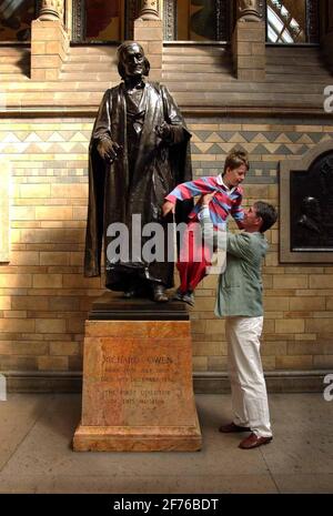 LA PIETRA DI THEODORE, IL GRANDE, GRANDE, GRANDE, GRANDE NIPOTE DI RICHARD OWEN STA CON SUO PADRE PEREGRINE ACCANTO ALLA SUA STATUA NEL MUSEO DI STORIA NATURALE.OWEN, IL FONDATORE DEL MUSEO, CELEBRA IL SUO BICENTENARIO QUEST'ANNO.19/7/04 PILSTON Foto Stock