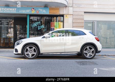 SABADELL, SPAGNA-4 APRILE 2021: 2018 Mercedes-Benz GLA 200d (CDI), lifting, prima generazione (X156), vista laterale Foto Stock