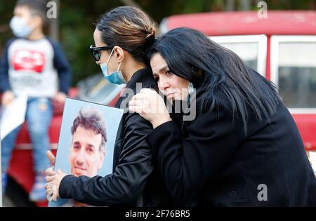 Beirut, Libano. 4 Apr 2021. I membri della famiglia delle vittime del porto di Beirut esplodono una fase di sit-in e la richiesta di accelerare le indagini a Beirut, Libano, 4 aprile 2021. Due enormi esplosioni scoppiarono nel porto di Beirut il 4 agosto 2020, uccidendo circa 200 persone, ferendo almeno 6,000 persone e lasciando 300,000 senzatetto. Credit: Bilal Jawich/Xinhua/Alamy Live News Foto Stock