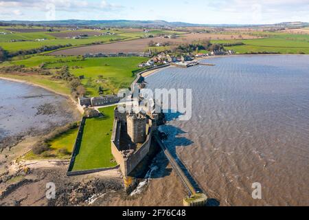 Vista aerea dal drone del castello di Blackness su Firth of Forth in Scozia, Regno Unito Foto Stock