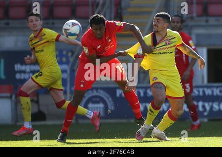 Leyton Orient's Tunji Akinola (a sinistra) e Josh Gordon di Walsall combattono per la palla durante la partita Sky Bet League Two al Breyer Group Stadium di Londra. Data immagine: Lunedì 5 aprile 2021. Foto Stock