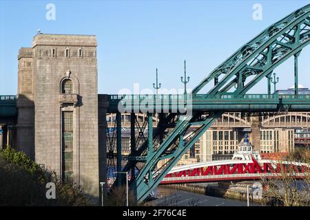 L'iconico Tyne Bridge è stato aperto nel 1928 per unirsi a Newcastle e Gateshead, attraverso il fiume Tyne a Tyne e Wear, nel nord-est dell'Inghilterra. Foto Stock