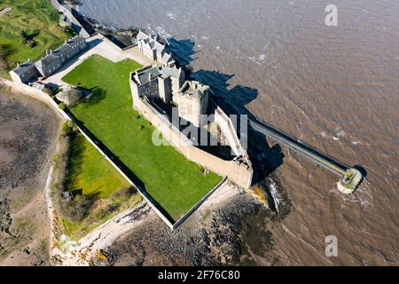 Vista aerea dal drone del castello di Blackness su Firth of Forth in Scozia, Regno Unito Foto Stock