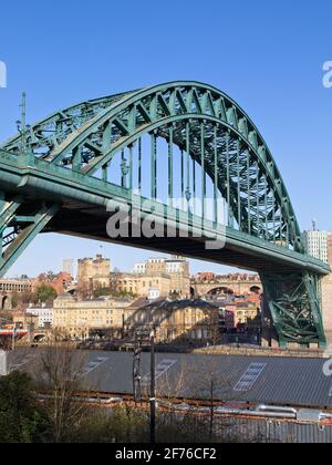 L'iconico Tyne Bridge è stato aperto nel 1928 per unirsi a Newcastle e Gateshead, attraverso il fiume Tyne a Tyne e Wear, nel nord-est dell'Inghilterra. Foto Stock