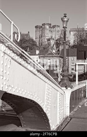 Lo storico Swing Bridge è una struttura di secondo livello che attraversa il fiume Tyne, unendo Newcastle e Gateshead a Tyne e Wear, nel nord-est dell'Inghilterra Foto Stock