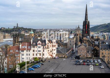 Vista elevata del Castello di Edimburgo Esplanade e Castlehill dai bastioni del Castello di Edimburgo - Edimburgo, Scozia, Regno Unito Foto Stock