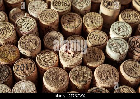 Tappi datati di diversi vini francesi come sfondo Foto Stock