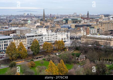 Vista elevata dei West Princes Street Gardens, Princes Street e la Royal Scottish Academy dai bastioni del Castello di Edimburgo - Edimburgo, Scozia, U. Foto Stock