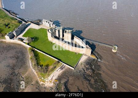 Vista aerea dal drone del castello di Blackness su Firth of Forth in Scozia, Regno Unito Foto Stock