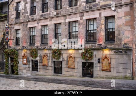 Decorazioni natalizie al Witchery by the Castle in cima al Royal Mile nella città vecchia di Edimburgo, Scozia, Regno Unito Foto Stock
