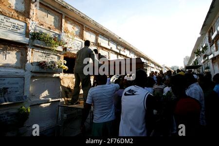 salvador, bahia / brasile - 3 giugno 2016: I familiari portano il corpo di un parente durante la sepoltura al cimitero di campo Santo nella città di Salvador. *** locale Foto Stock