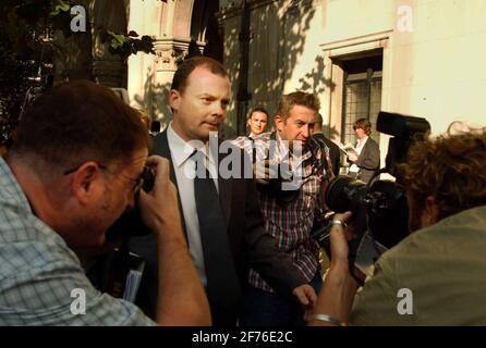 RICHARD SAMBROOK, RESPONSABILE DELLA BBC ARRIVA ALL'INCHIESTA HUTTON PER ESAME INCROCIATO.17/9/03 PILSTON Foto Stock