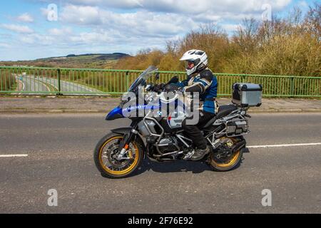 BMW Blue R 1250; motociclista; trasporto su due ruote, motociclette, veicolo enduro da turismo su strade britanniche, motociclette, motociclisti motociclisti automobilisti a Greater Manchester, Regno Unito Foto Stock