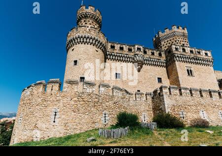 Castello di Mendoza a Manzanares El Real nella provincia di Madrid, Spagna. Fortezza-palazzo del 15 ° secolo, è il castello meglio conservato della regione Foto Stock