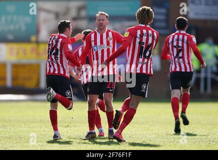 Aiden McGeady (centro) di Sunderland celebra il primo gol della partita durante la partita Sky Bet League One al Weston Homes Stadium di Peterborough. Data immagine: Lunedì 5 aprile 2021. Foto Stock