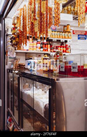 Un negozio nel centro di mercado a Belo Horizonte, Brasile, con bottiglie di cachaça e pacchetti di miele appesi al soffitto. Foto Stock