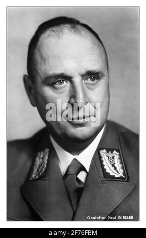 Paul Giesler Nazi Propaganda Portrait Photo H. Hoffmann l'8 maggio 1945, il giorno in cui i nazisti capitolarono agli Alleati, Giesler e sua moglie si suicidarono, temendo la cattura da parte delle truppe americane mentre fuggivano da Berchtesgaden. Un medico locale che praticava a Stanggass, un dottor Gottschalk, certificò la morte di Giesler l'8 maggio 1945, e fu sepolto nel cimitero di Berchtesgaden il 10 maggio 1945. I suoi resti furono successivamente dissotterrati e sepolti altrove. Giesler, un incondizionato seguace di Hitler, governò con un'efficienza spietata e un potere quasi illimitato negli ultimi anni della guerra in Baviera. Foto Stock