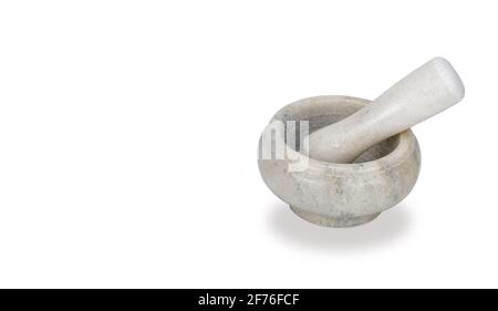 malta in porcellana con pestello su fondo bianco. strumento per la preparazione e la macinazione di prodotti. Foto Stock