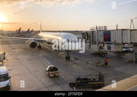 Piedi Lauderdale, Stati Uniti. 02 aprile 2021. I passeggeri attendono al terminal 2 dell'aeroporto internazionale Fort Lauderdale-Hollywood (FLL) nella contea di Broward il 2 aprile 2021. Nelle ultime settimane gli aeroporti sono stati sempre più attivi rispetto a qualsiasi altro punto da quando la pandemia del coronavirus è iniziata più di un anno fa. (Foto di Samuel Rigelhaupt/ Credit: Sipa USA/Alamy Live News Foto Stock