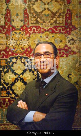 DR KHALILI CON UN FILO DI SETA E ARGENTO DEI PRIMI DEL 17 ° SECOLO, TAPPETO IRANIANO, PARTE DELL' 'ARTE DELLE TERRE ISLAMICHE' EXIBITION A SOMERSET CASA. 13/4/04 PILSTON Foto Stock