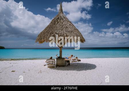 Curacao 2021 marzo, spiaggia di CAS Abou sull'isola caraibica di Curacao, Playa CAS Abou in spiaggia bianca tropicale dei Caraibi di Curacao con oceano blu Foto Stock