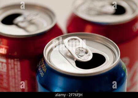 Lattine di soda aperte (lattine di pop, lattine di alluminio, lattine di alluminio) - USA Foto Stock