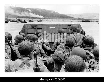 D-Day invasione Omaha Beach landing craft sotto cieli opaco con truppe americane in landing craft guidato visivamente dal fumo flares avvicinando Omaha Beach Normandia Francia 6 Giugno 1944 Foto Stock