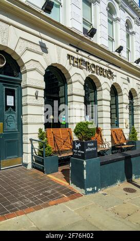 Birreria all'aperto del pub Roebuck, Hampstead, con tavoli e sedie in legno ripiegati e pronti per la riapertura dei pub. Londra, Regno Unito Foto Stock