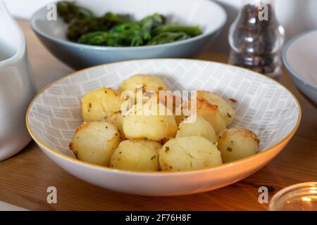 Patate arrosto in un piatto Foto Stock