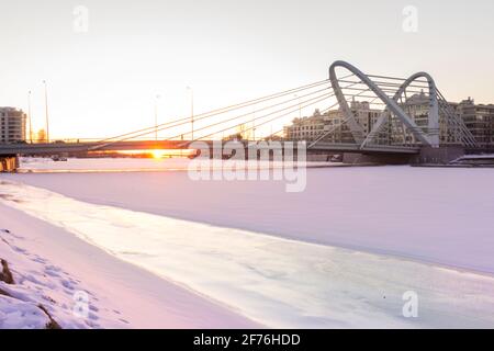 tramonto giorno a notte ponte città inverno paesaggio traffico ghiaccio Foto Stock