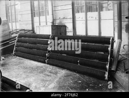 Fotografia tratta dagli album delle caldaie a vapore elettrico e ad acqua calda brevettate da Hjalmar Löfquist, per industrie, centrali elettriche e abitazioni. Stufa da garage. Foto Stock