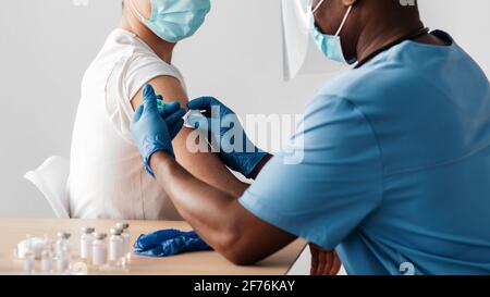 Protezione della popolazione dal coronavirus, dall'immunizzazione e dalla vaccinazione Foto Stock