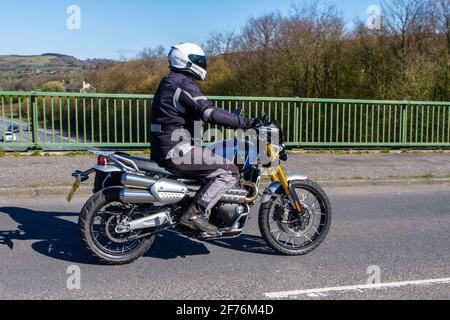 2020 Triumph Scrambler 1200 XE 1200cc sport; motociclista; trasporto a due ruote, moto, veicolo su strada britannica, moto, motociclisti motociclisti che guidano a Manchester, Regno Unito Foto Stock