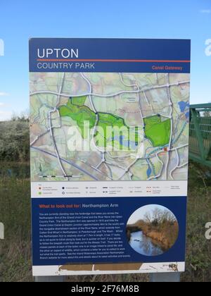 Una bacheca informativa con una mappa e dettagli di storia naturale per gli escursionisti su un sentiero attraverso Upton Country Park, Northampton. Foto Stock