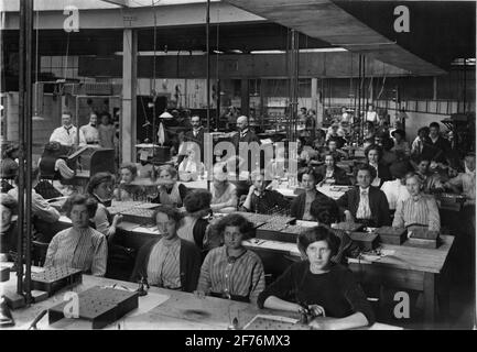 Interni della fabbrica AB Stockholm's bulbo fabbrica a Blekingegatan a Stoccolma, 1911. Foto Stock