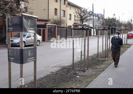 Un uomo anziano che indossa una maschera facciale è visto a Varsavia, Polonia, il 5 aprile 2021. Foto Stock
