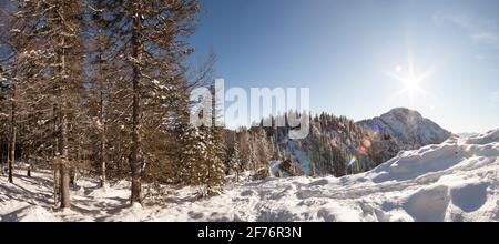 Panorama invernale dal monte Kocheler Sonnenspitz in Baviera, Germania in inverno Foto Stock