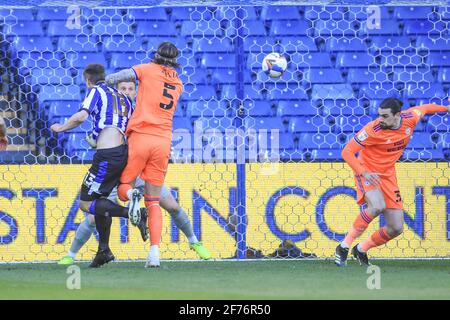 Sheffield, Regno Unito. 05 aprile 2021. Julian Borner n. 13 di Sheffield Wednesday segna per renderla 1-0 a Sheffield, Regno Unito, il 4/5/2021. (Foto di Mark Cosgrove/News Images/Sipa USA) Credit: Sipa USA/Alamy Live News Foto Stock