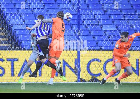 Sheffield, Regno Unito. 05 aprile 2021. Julian Borner n. 13 di Sheffield Wednesday segna per renderla 1-0 a Sheffield, Regno Unito, il 4/5/2021. (Foto di Mark Cosgrove/News Images/Sipa USA) Credit: Sipa USA/Alamy Live News Foto Stock