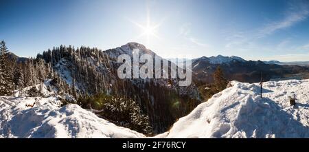 Panorama invernale dal monte Kocheler Sonnenspitz in Baviera, Germania in inverno Foto Stock