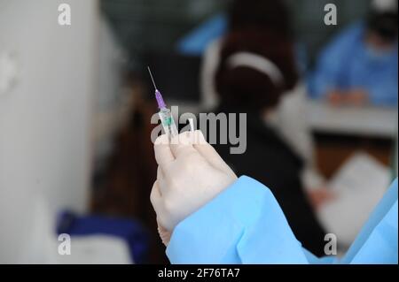 Un operatore sanitario riceve un vaccino AstraZeneca (Covisield) in ospedale. Il Ministero della Salute dell'Ucraina ha vaccinato pubblicamente gli operatori sanitari prima con il farmaco AstraZeneca (Covisield) vaccino contro COVID-19. Foto Stock