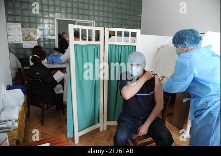 Un operatore sanitario riceve un vaccino AstraZeneca (Covisield) in ospedale. Il Ministero della Salute dell'Ucraina ha vaccinato pubblicamente gli operatori sanitari prima con il farmaco AstraZeneca (Covisield) vaccino contro COVID-19. Foto Stock