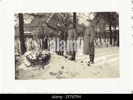 soldats de la waffen SS sur la tombe d'un ss En Russie Foto Stock