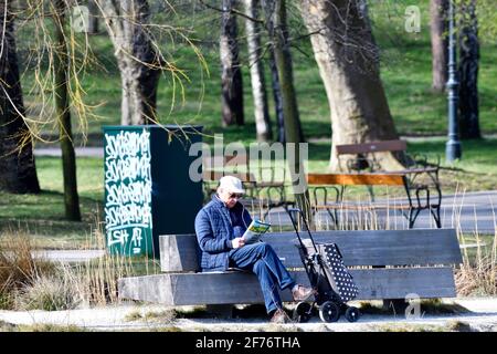 Vienna, Austria. Un uomo sta leggendo una rivista in un bel giorno di primavera Foto Stock