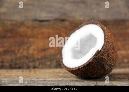 Cocco su sfondo di legno. Cocco tritato Foto Stock